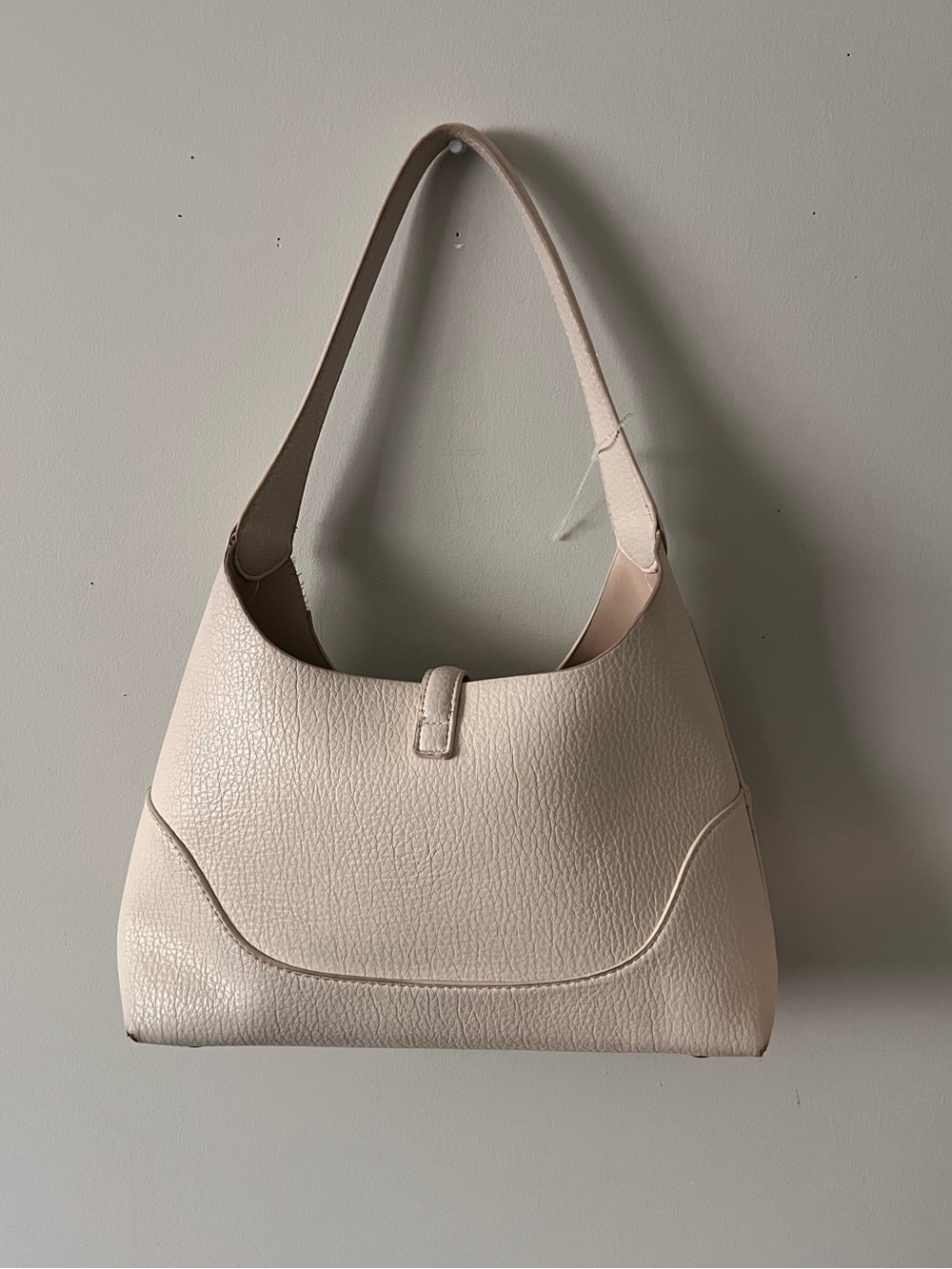 Elegant Cream Shoulder Bag with Gold Turn-Lock - Picture 2 of 5